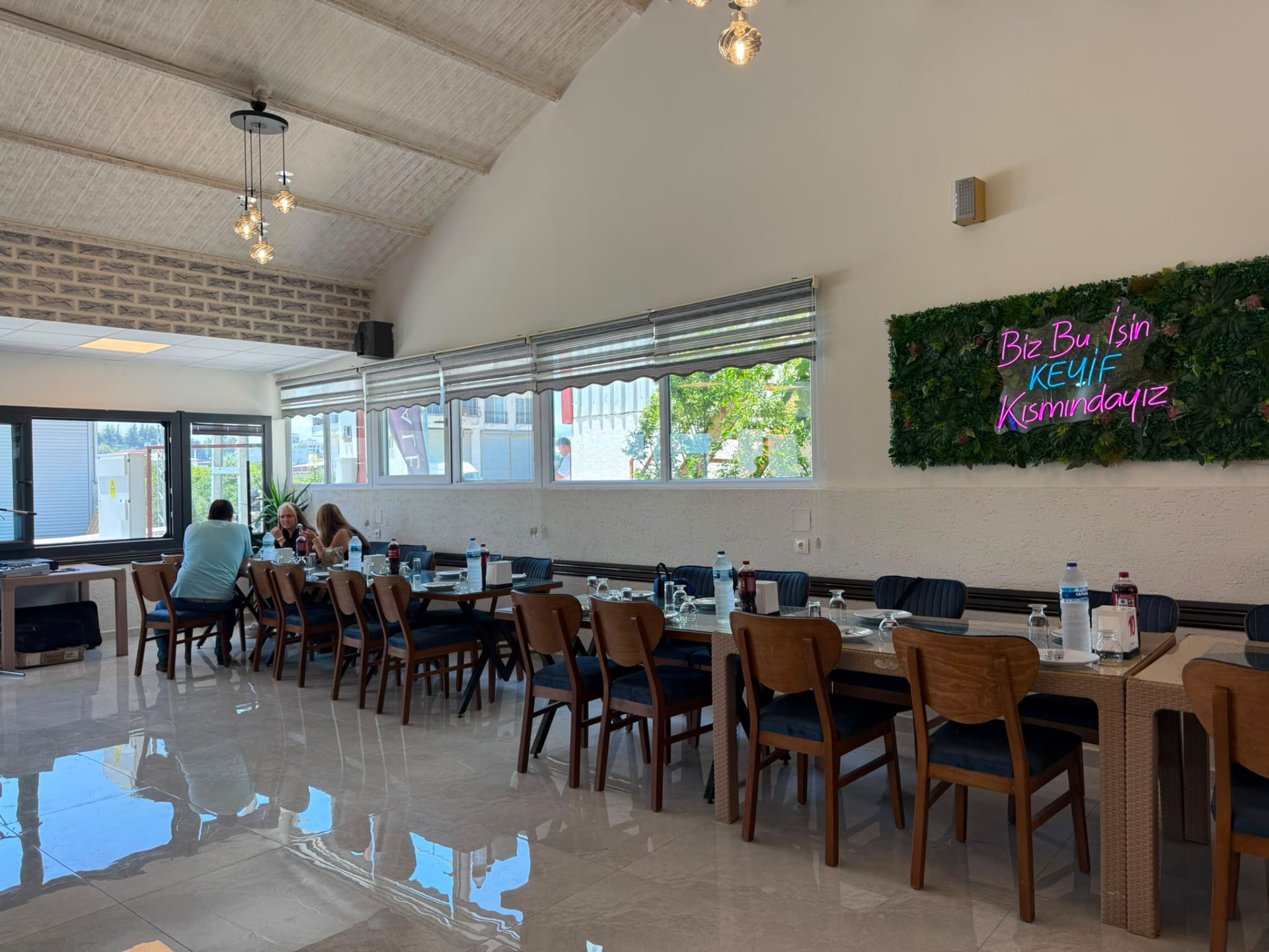 Ferah ve aydınlık salon